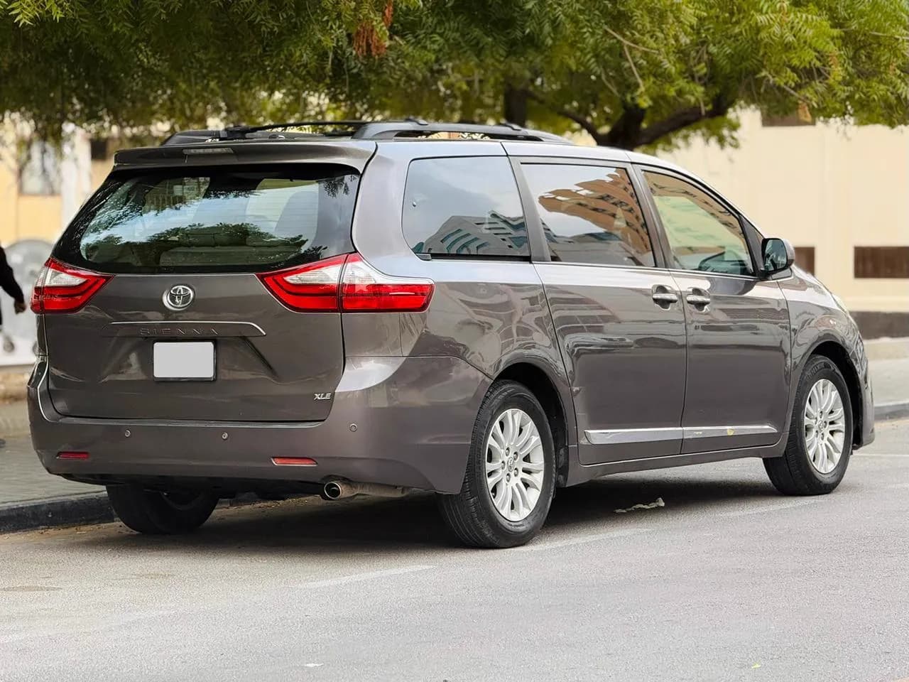 Toyota Sienna — 7 to 8 Seat Luxury Minivan — view 2
