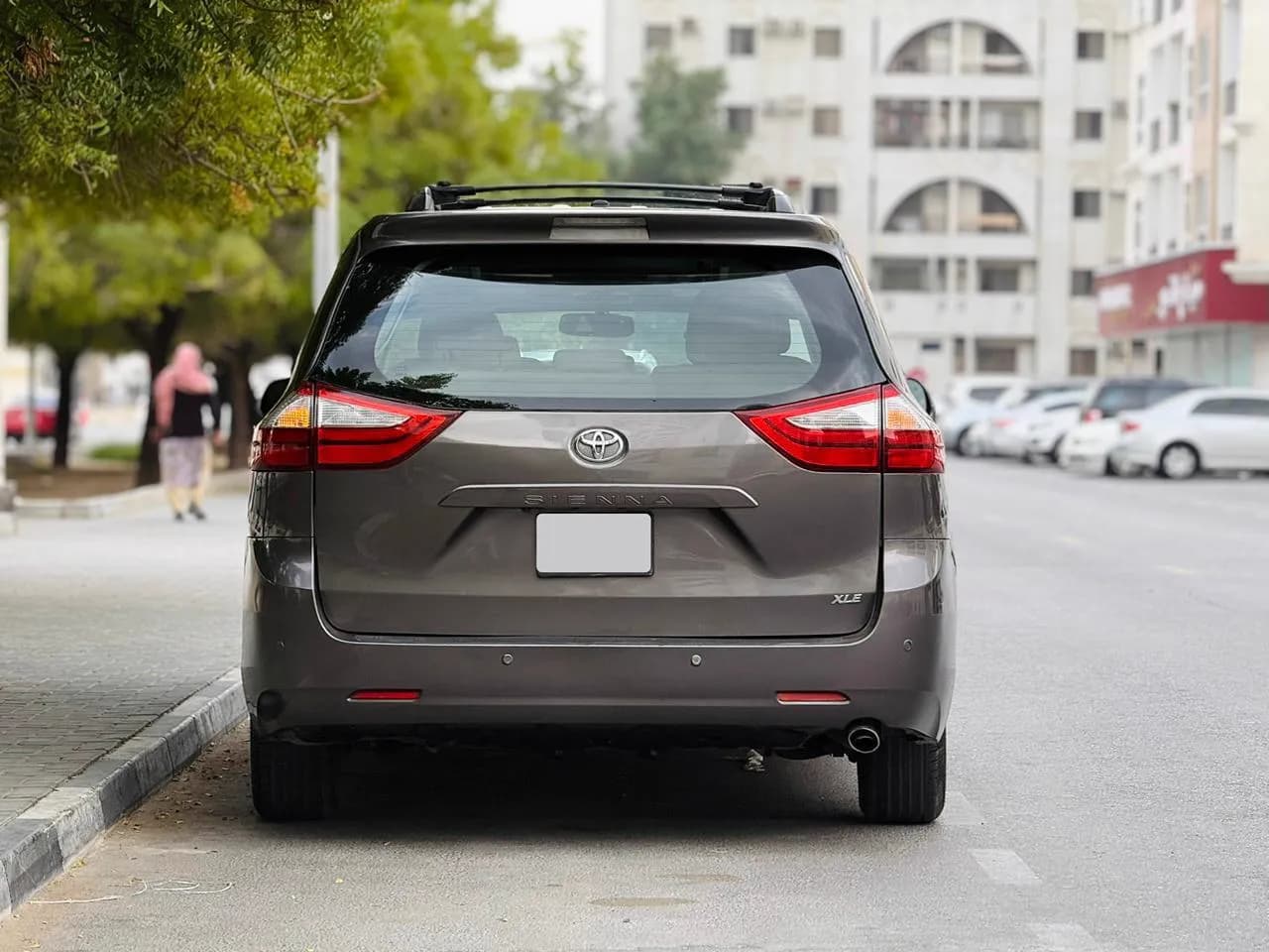Toyota Sienna — 7 to 8 Seat Luxury Minivan — view 4